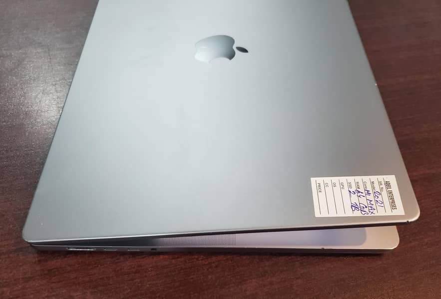 Top of Line MacBook Pro 16" M1 Max Ram 64 SSD 2 TB 32 Core GPU 1