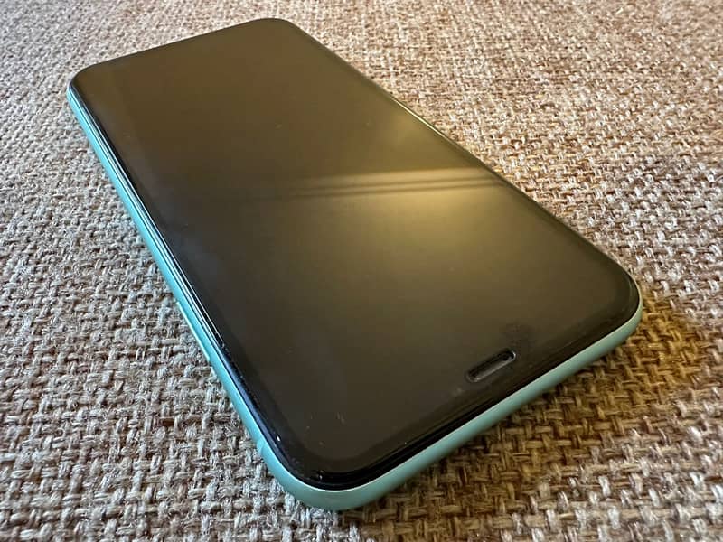 Iphone 11 64 GB Green PTA Approved 4