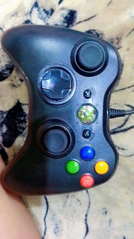 xbox 360 with 2 games and 2 controller 4