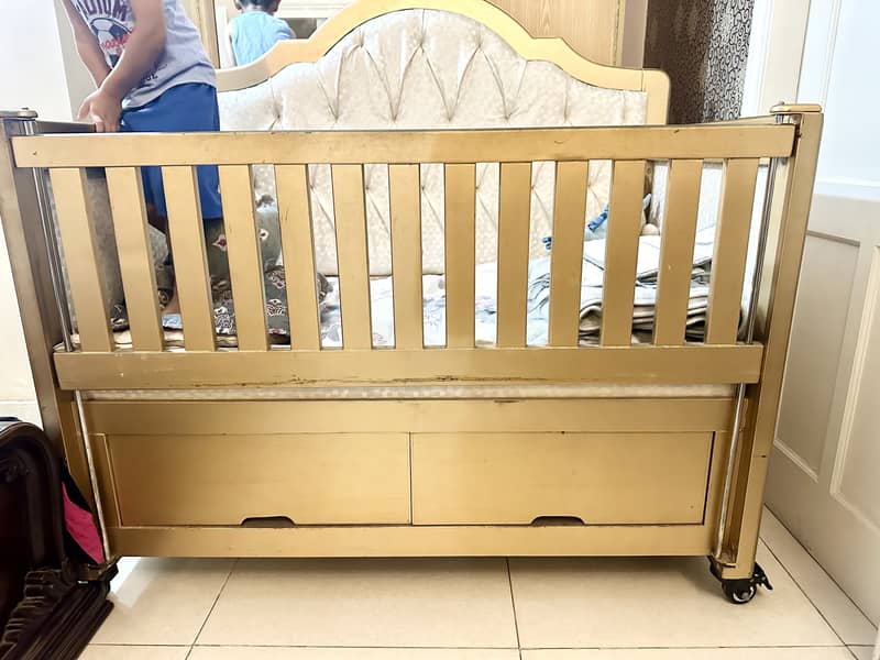 Baby Cot with lock wheels 1