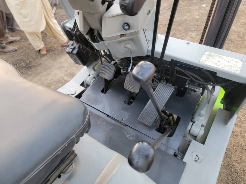 Komatsu 1.5 Ton Forklift Lifter for Sale in Karachi Pakistan at RB 11