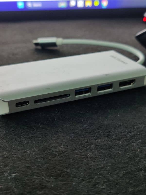 Apple thunderbolt 3 to thunderbolt 2 and type c to dual HDMI connector 8