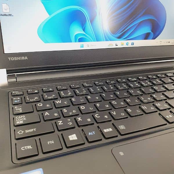 Toshiba Dynabook R73, core i5 6th gen,8 gb ram,256 ssd,3 hrs battery, 6