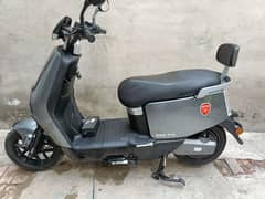 Metro E8S pro electric scooty yadea