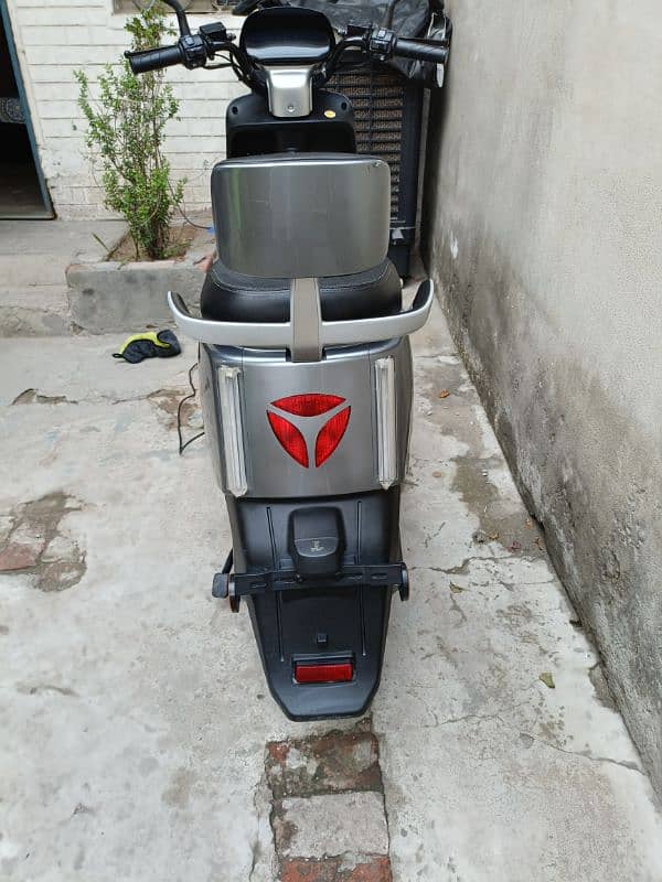 Metro E8S pro electric scooty yadea scooter 6