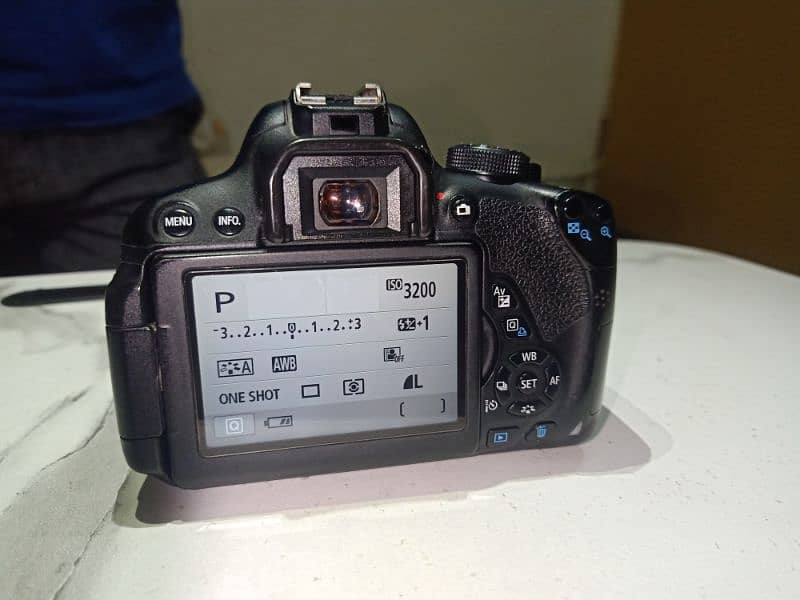 Canon EOS 700D DSLR – Perfect Condition (10/10) 7