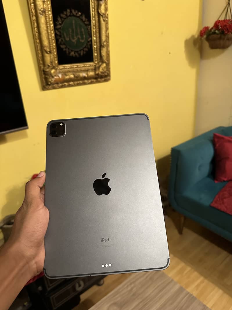 iPad Pro (11-inch) 2nd Generation (128 GB with Latest 18.1 Version) 9