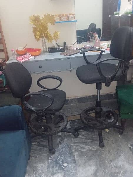 2 office chair in good condition 1