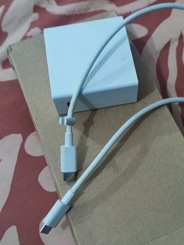 Google Pixel 8 ( charger / cover ) 3