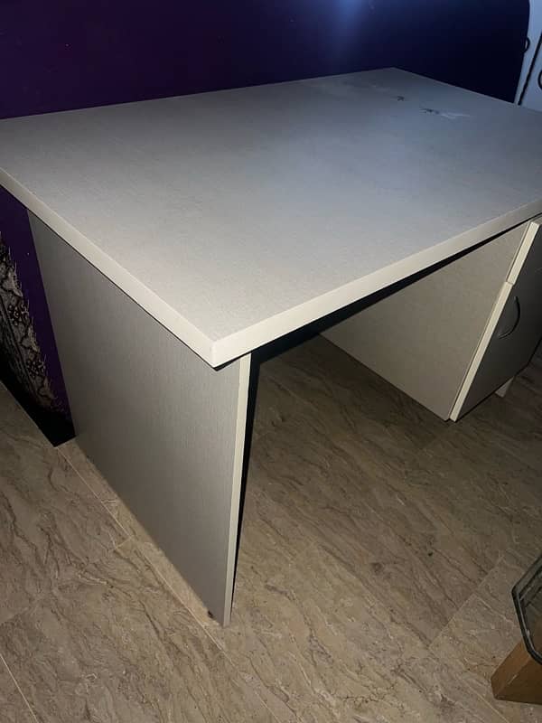 work desk in a very good condition 6