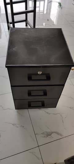 6 Office Drawer Units with Locks – Great Condition, Secure & Spacious