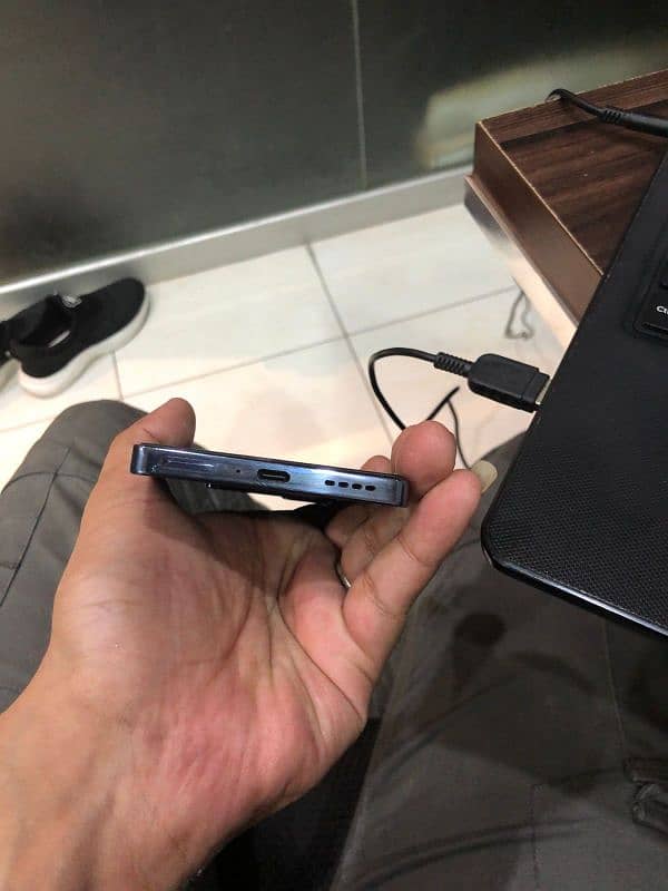 Urgent sale Infinix note 40 with wireless charger 4