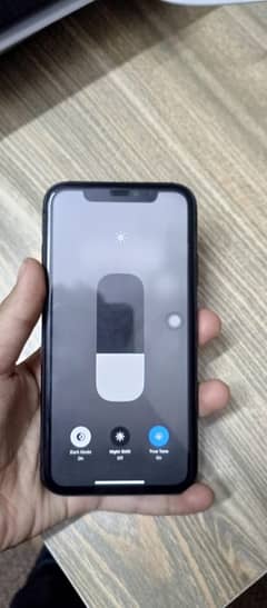 Iphone 11 for sale non pta sim bhi work krhi hai 64gb 0