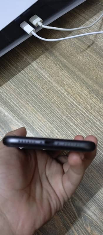 Iphone 11 for sale non pta sim bhi work krhi hai 64gb 2