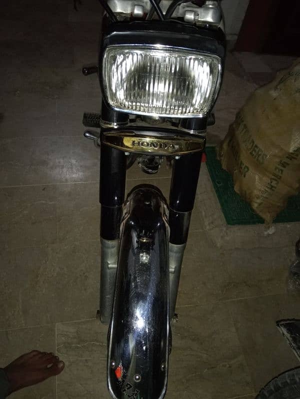 Cg 125 92 ka model h Sara Saman Honda atlas ka lga hua h 0