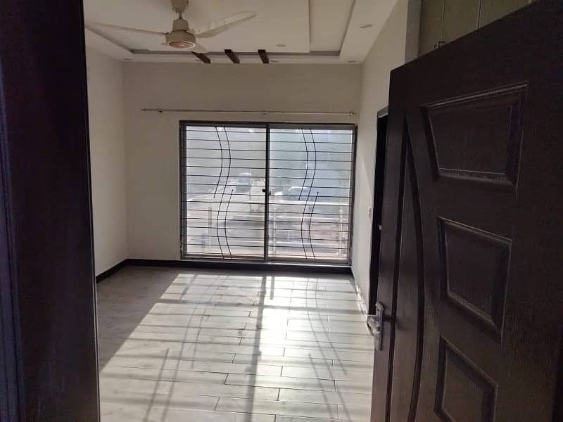 10 Marla Luxury Non Furnished House For Rent in Bahria Town Lahore 5