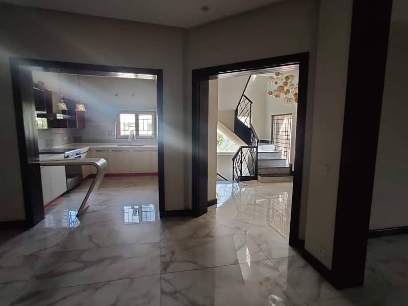 10 Marla Luxury Non Furnished House For Sale in Bahria Town Lahore 10