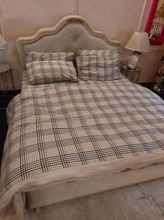 King saiz bed all room setting 03074359260