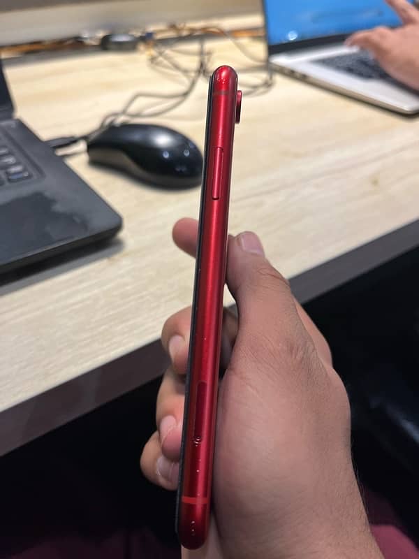 Iphone XR 64Gb Factory Unlock All ok (back crack) 5