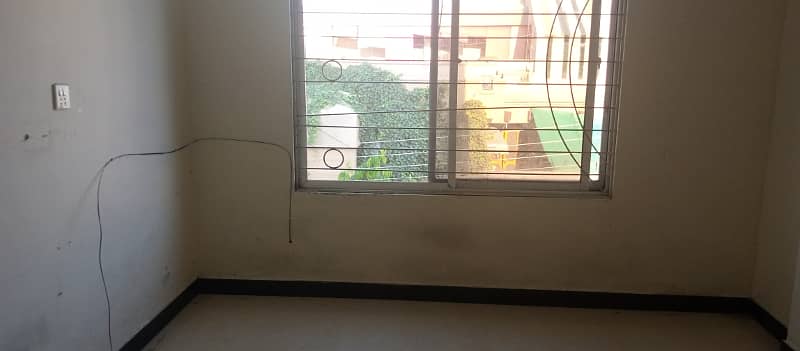 500 sqft 2nd floor flat for rent in johar town phase 2 3