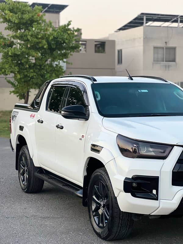 Toyota Hilux Revo V 2018 3