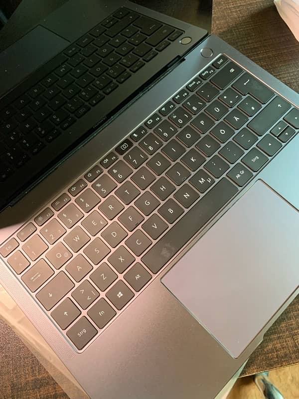 Huawei Matebook X Pro / Brand New / Whole Metal Body 1