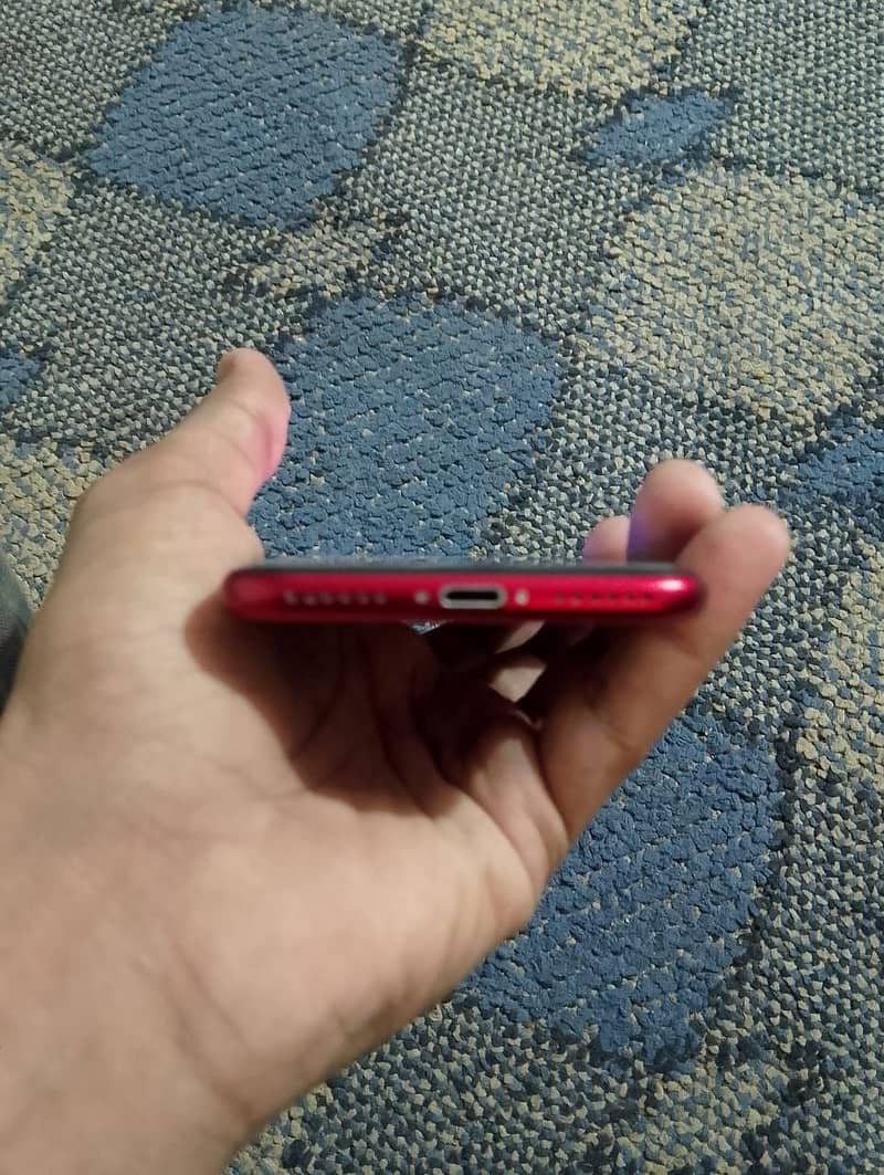 Iphone se 2022 Red colour 2