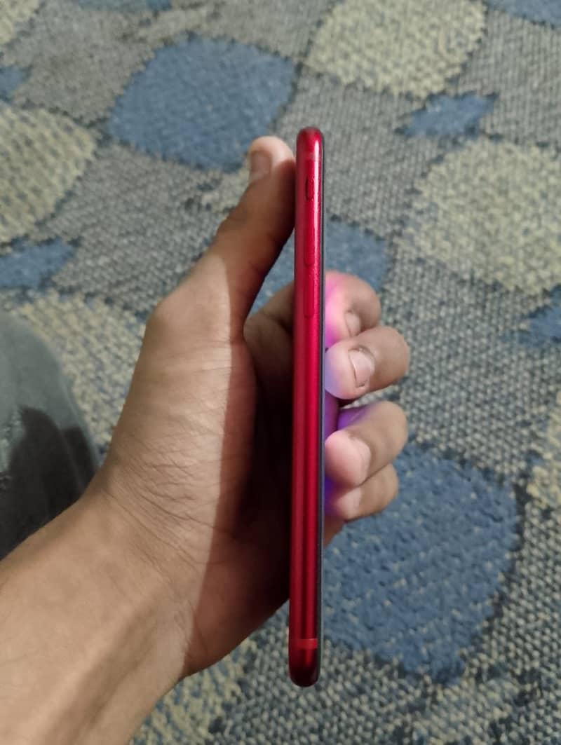 Iphone se 2022 Red colour 4