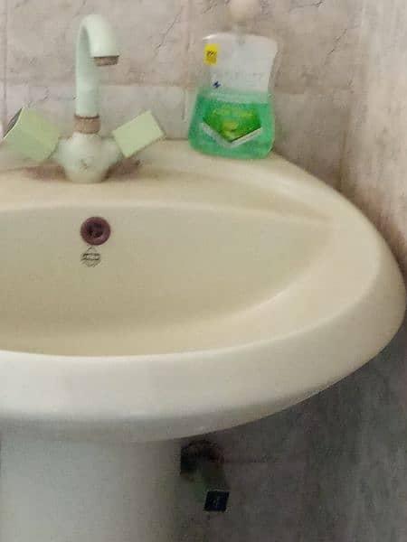 bathroom wash baisun with nulkha in good condition 4