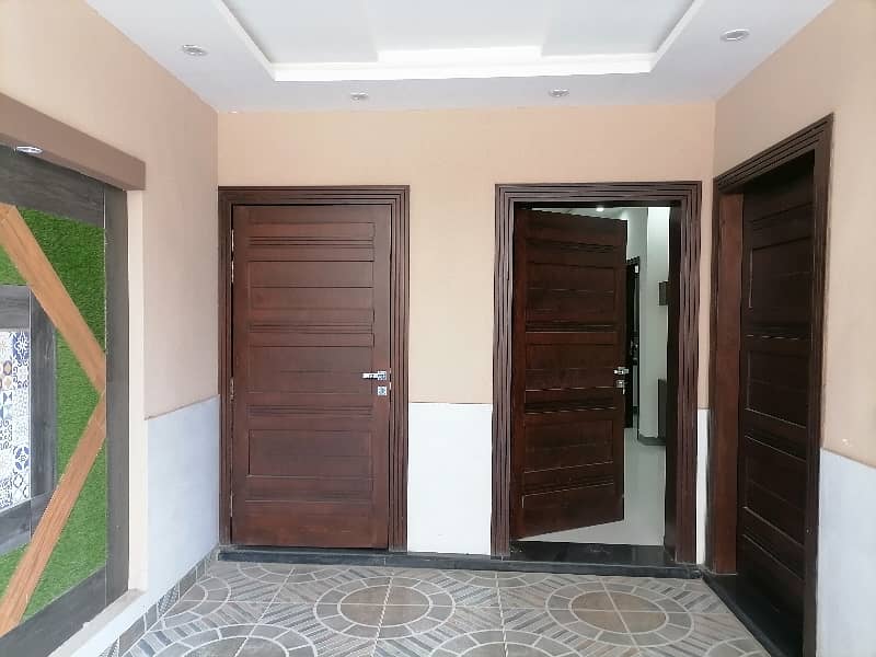 House For Grabs In 10 Marla Lahore 4