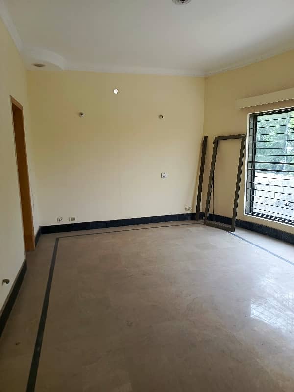 Spacious 1 Kanal House For Rent 10