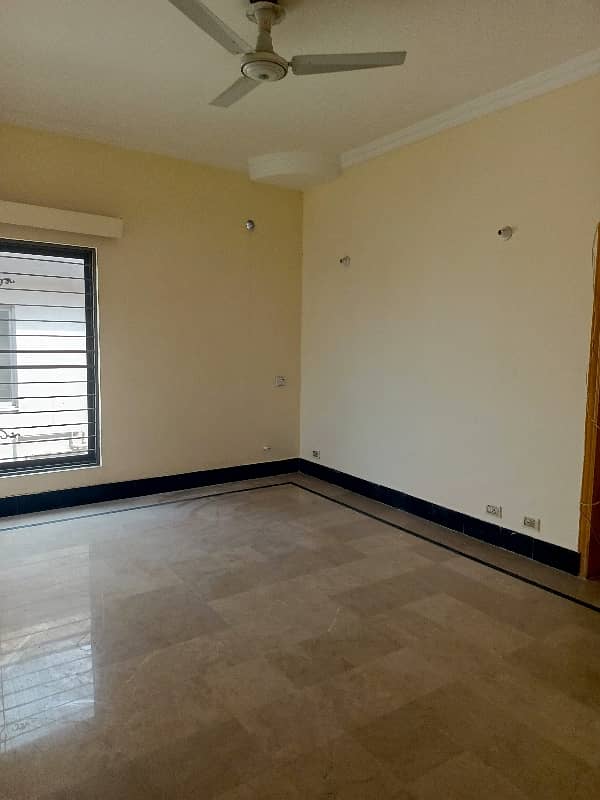 Spacious 1 Kanal House For Rent 12