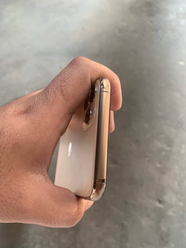 iphone 11pro max 64gb pta aproved dual 4