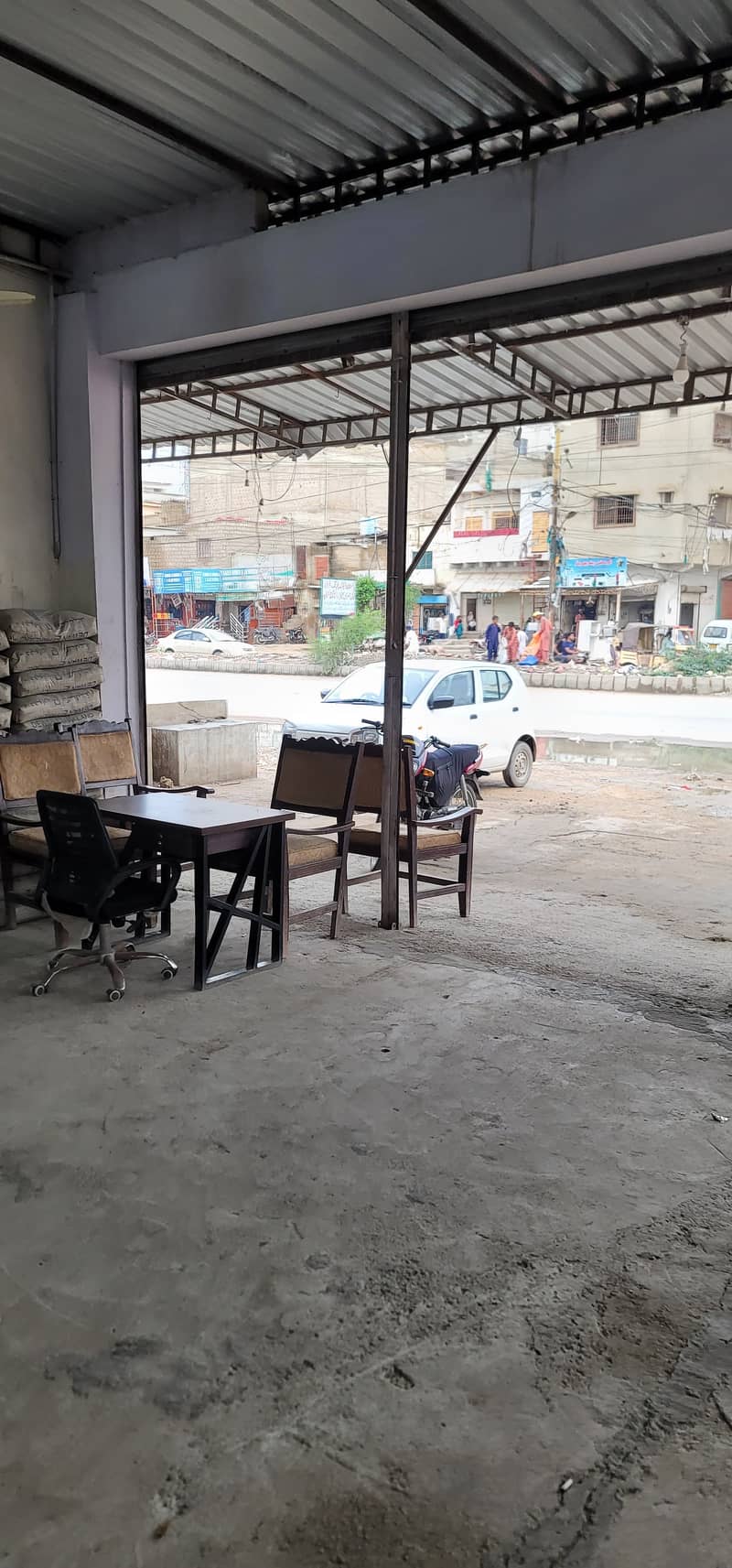 400 sqyds 150ft Mian Gulzar e Hijri Road showroom / office for rent in State Bank Employees CHS 8