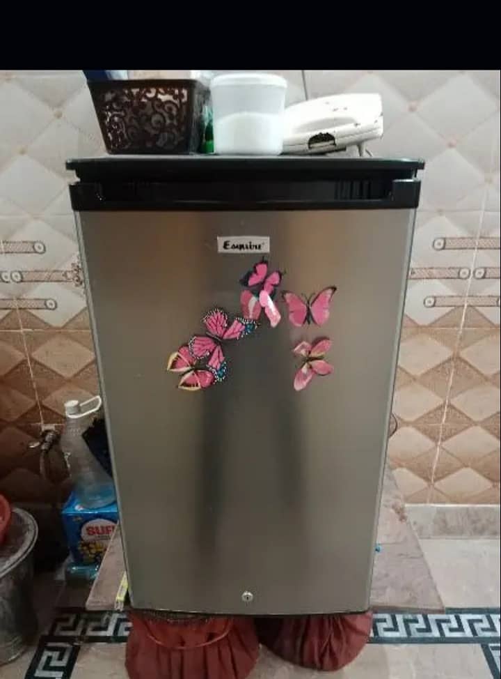 ESQUIRE MINI FRIDGE/REFRIGERATOR 6