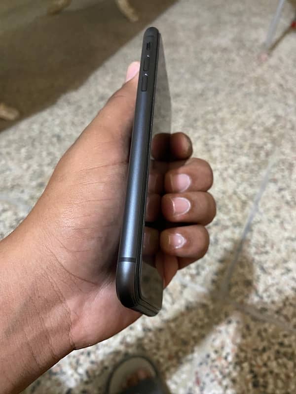 I PHONE 11    10/10 condition   64 gb 4