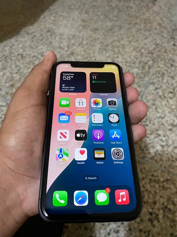 I PHONE 11    10/10 condition   64 gb 8