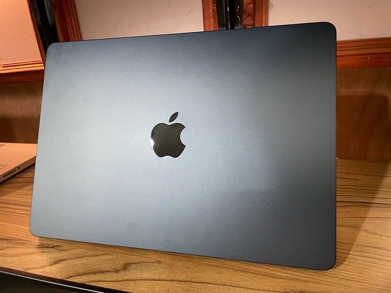 Apple Macbook Air M2 Brand New Just 5 Battery cycles 7