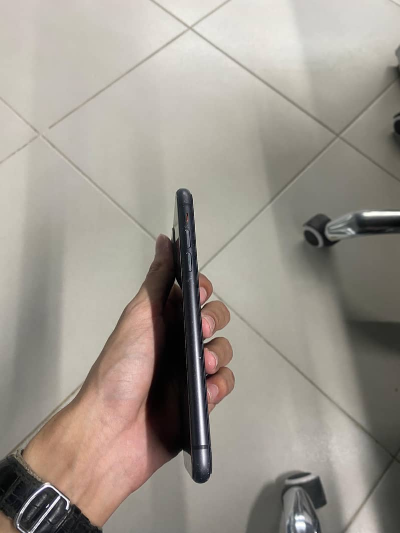 IPHONE 11 64 GB NON PTA JV 5