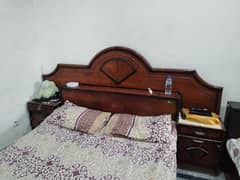 Heavy good wooden bed'$