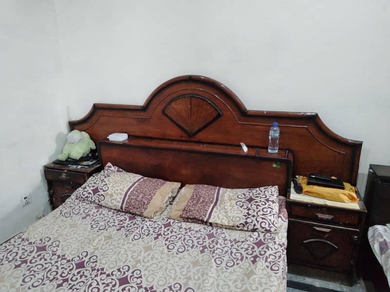 Heavy good wooden bed'$ 0