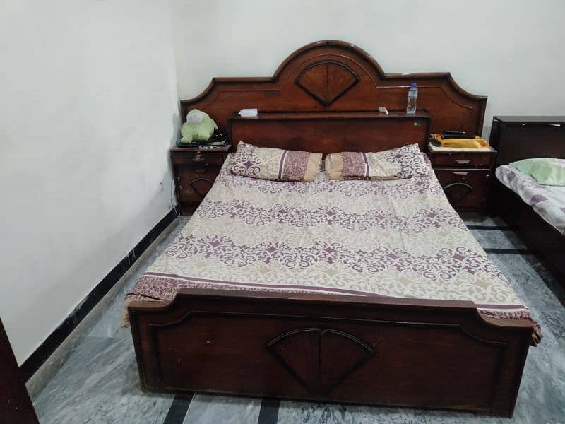 Heavy good wooden bed'$ 2