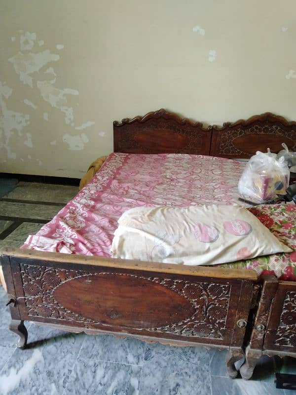 Heavy good wooden bed'$ 5