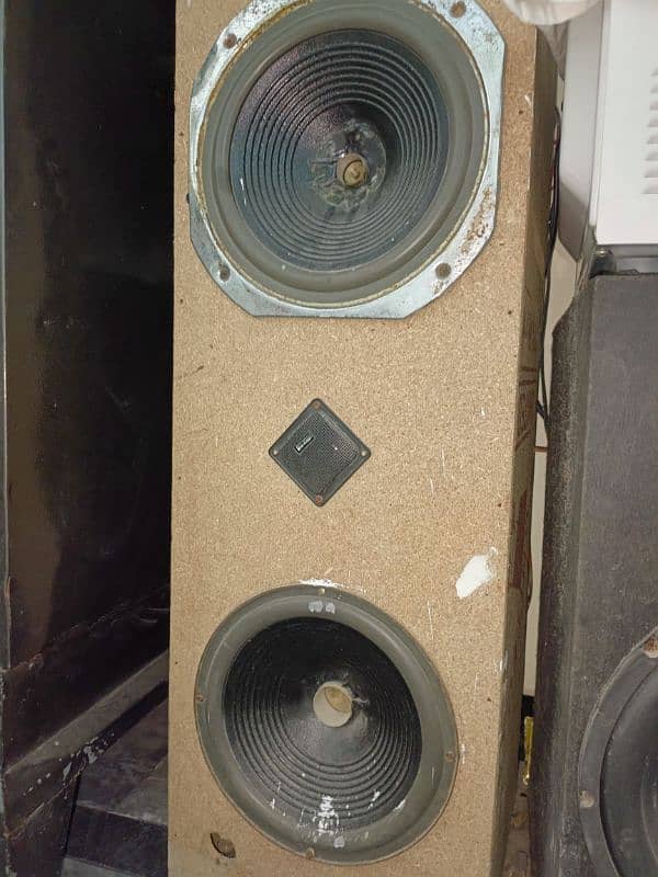 10 inches speakers with 12 inches woofer and amplifier 1