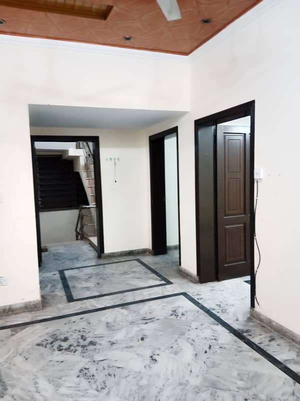 Sprte upper portion available for rent Cornr Pani bjli gas's 7