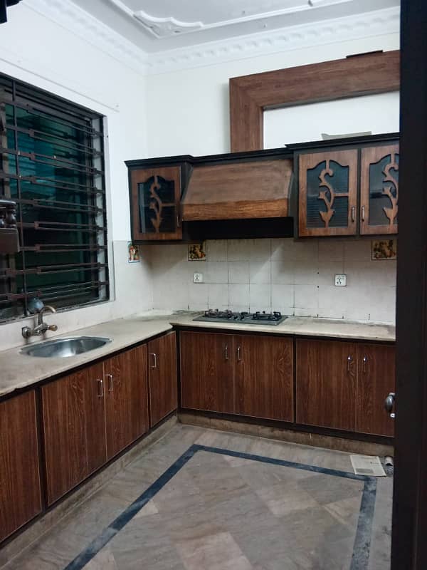 Sprte upper portion available for rent Cornr Pani bjli gas's 8