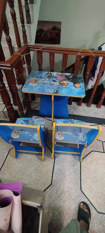 Frozen study table and 2 chairs for kids 1