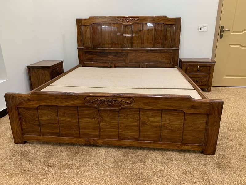 seesham solid wood Bed set (1 ki jga 10 logo ko check krwain) call me 1