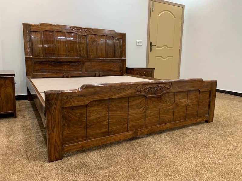 seesham solid wood Bed set (1 ki jga 10 logo ko check krwain) call me 3