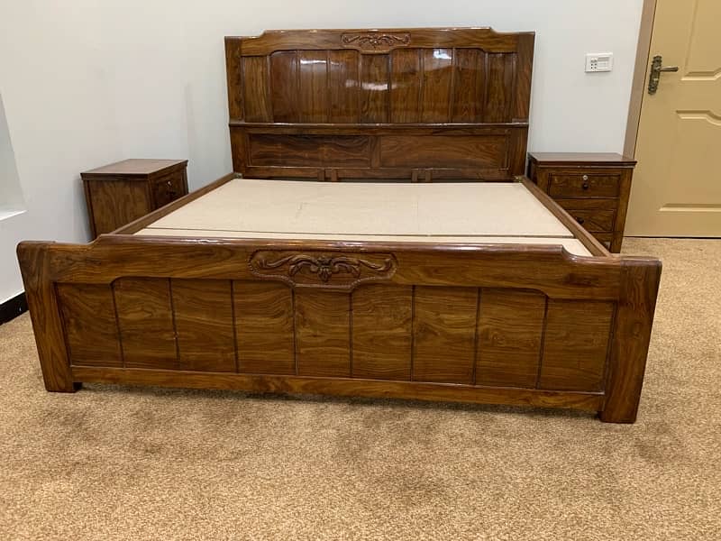 seesham solid wood Bed set (1 ki jga 10 logo ko check krwain) call me 4